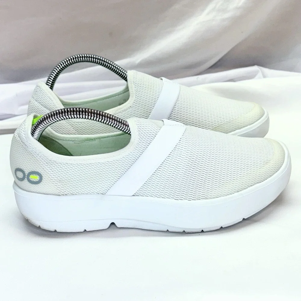 Oofos OOmg eeZee Low Slip-On Shoes Knit White On White Mens Size 7 EU 38